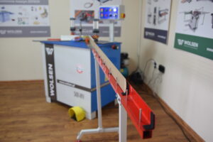 Podpora materiału przy sklejarce SKR-WV dla podparcia długich elementów obudowy żaluzji